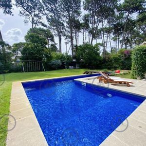 Cómoda Casa De 5 Dormitorios Y Piscina Climatizada En Punta Del Este