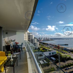 Venta De Apartamento De Tres Dormitorios Más Dependencia En Playa Mansa, Punta Del Este