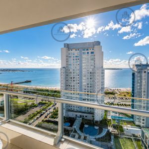 Apartamento De 3 Dormitorios Y Dependencia En Playa Mansa, Punta Del Este