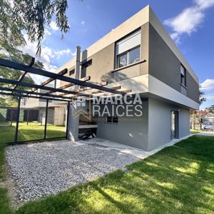 Casa A Estrenar 3 Dormitorios 2 Baños Con Jardín Fondo Y Cochera En Solymar Sur Canelones