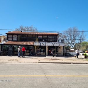 Se Vende Local Comercial En Malvín Norte.