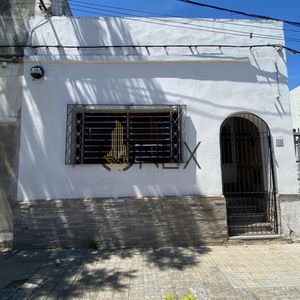 Casa Centrica En Venta , Con Renta  Paysandu