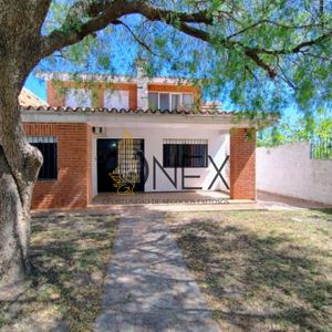 Oportunidad Venta Propiedad  Dos Casas  Independientes + Dependencia De Servicio Cerca De La Rambla - Piriápolis