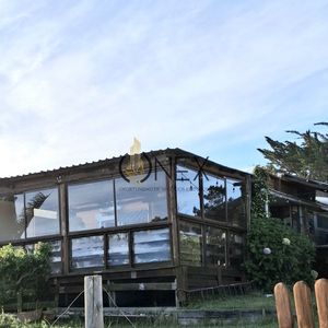 Se Vende Casa En  Pinamar Sur A Pasos Del Mar Con Tres Apartamentos