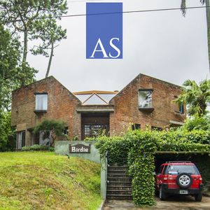 Oportunidad. Vende Casa De 3 Dormitorios En Playa Mansa, Con Amplio Terreno En Punta Del Este