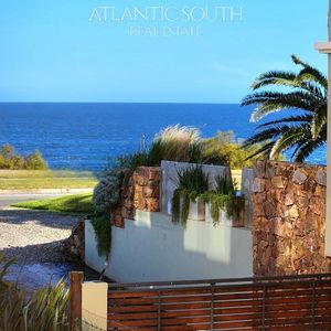Apartamento 3 Dormitorios Primera Linea Frente Al Mar Playa Mansa Pinares Con Piscina Y Cochera