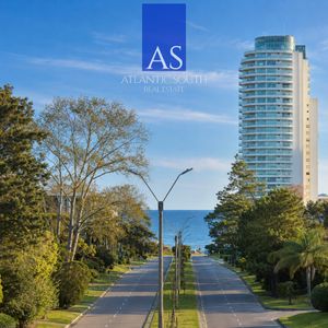 Luminoso Apartamento De 2 Dormitorios Con Gran Terraza Y Cochera Próximo Al Mar En Playa Mansa