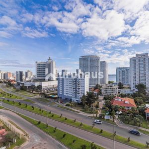 Venta Apartamento Dos Dormitorios Playa Mansa Edificio Alexander Boulevard