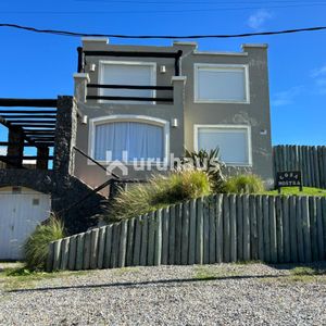 Casa En Venta De 4 Dormitorios, En Punta Piedras