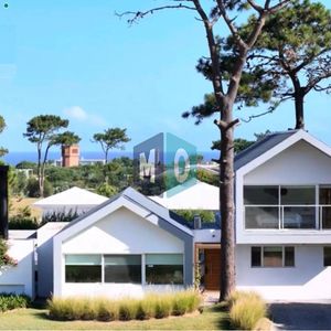 Excelente Casa De 5 Dormitorios En Barrio Privado Pinar Del Faro, José Ignacio