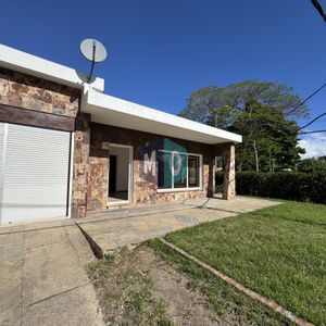 Venta Casa De 2 Dormitorios Cerca De Playa Mansa Y Servicios.