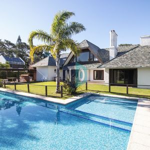 Venta De Casa De 4 Dormitorios Y Piscina Con Gran Parque En Playa Mansa, Punta Del Este