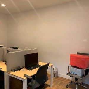 Oficina En Alquiler En Espacio De Cowork Bajos Gastos Comunes En Ciudad Vieja