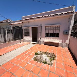 Alquiler Casa 2 Dormitorios 2 Baños Cochera Y Patio En Perez Castellanos