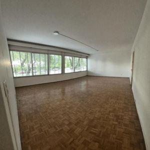 Alquiler Apartamento De Categoría Frente Al Golf – 3 Dormitorios Y Servicio