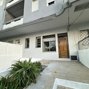 Venta Apartamento Tipo Casa 1 Dormitorio Y Patio C/cochera- Malvin