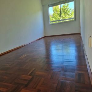 Apartamento En Alquiler 1 Dormitorio Sobre Av Uruguay Con Bajos Gastos En Cordón