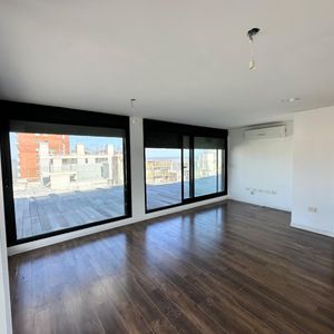 Alquiler Penthouse De 2 Dormitorios Y Gran Terraza En Centro Proximo A Rambla
