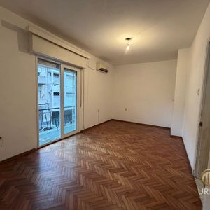 Venta De Apartamento 2 Dormitorios Y Balcones A Metros De La Rambla Parque Rodo