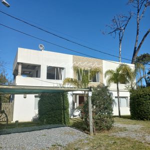 Montoya, Amplia, Luminosa, Alquiler Temporada . 4 Dormitorios Y Servicio Con Baño.