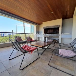 Venta De Apartamento Con 4 Dormitorios En Playa Mansa  Con Vista Al Mar
