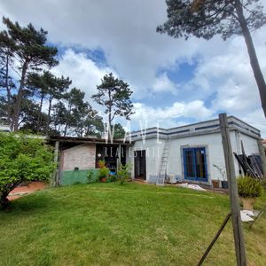 Sólida Casa En Amplio Terreno. Ideal Proyecto.