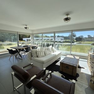 Alquiler De Verano, Apartamento De 2 Dormitorios En Playa Brava. Edificio Con Amenities
