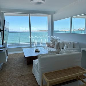 Venta De Apartamento De 3 Dormitorios En Playa Mansa, Con Amenities