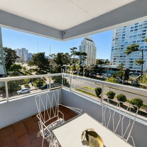Apartamento Esquinero, Luminoso Y Equipado Sobre Roosevelt. 2 Dormitorios, 2 Baños