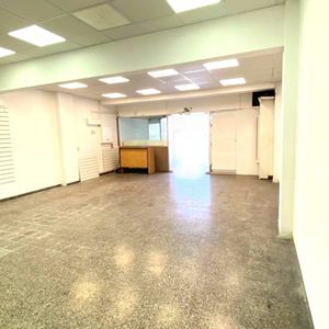 Venta | Gran Local Comercial Al Frente Sobre Avenida - Entrada Lateral Para Vehiculos Y Proveedores.
