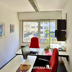 Alquiler| Oficina/consultorio En El Centro De Montevideo | 3 Ambientes + Sala De Reuniones | Excelente Estado, Lista Para Ingresar