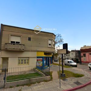 Venta | Casa En Esquina De 3 Dormitorios Con Patio, Fondo Y Parrillero – Cochera Y Doble Acceso | Ideal Vivienda O Inversión En Av. Serrato