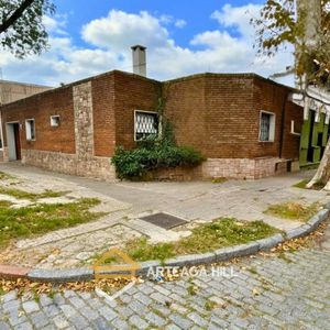 Venta | Casa Padrón único Y Planta Baja | 3 Dormitorios Y 2 Baños | Garaje, Parrillero Y Estufa Leña | La Comercial | A Metros De Garibaldi Y Bv Artigas