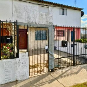 Alquiler| Casa De 3 Dormitorios Con Entrada Para Vehículo Y Terraza | Próxima A Av. Varela