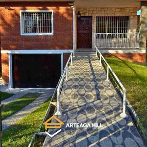 Alquiler | Casa Comercial En Carrasco | 679 M² De Terreno | Gran Garaje | Excelente Ubicación Para Empresas| Amplios Espacios, Seguridad Y Gran Potencial