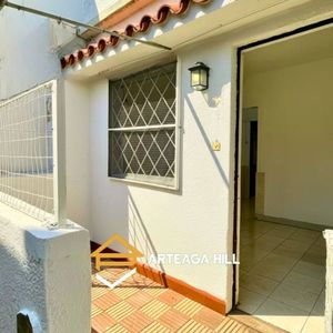 Alquiler | Apartamento En Planta Baja Con 2 Amplios Dormitorios, Patio Al Frente Y Fondo, Sin Gastos Comunes Y Máxima Seguridad