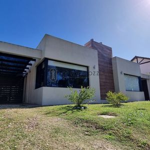Casa Venta 3 Dormitorios 2 Baños, Piscina Excelente Ubicación En San Francisco - Los Cisnes