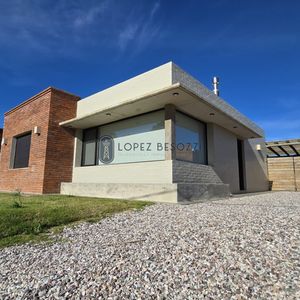 Casa Venta 4 Dormitorios 3 Baños, Piscina A Metros De La Playa En Punta Colorada - Clover
