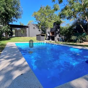 Casa Venta 2 Dormitorios 2 Baños, Piscina En Las Flores - Violeta