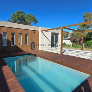 Casa Venta A Estrenar De 3 Dormitorios 3 Baños, Piscina, En Punta Colorada - Delmar