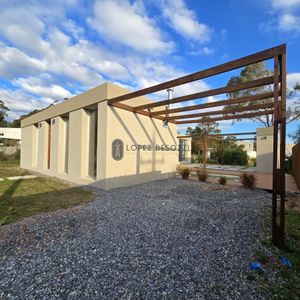 Casa Venta A Estrenar De 3 Dormitorios 3 Baños, Piscina, En Punta Colorada - Delmar