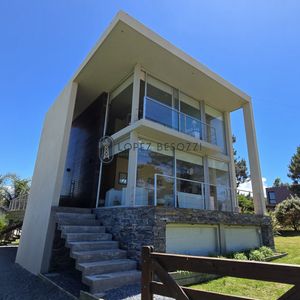 Casa Con Vista Al Mar En Venta 3 Dormitorios, 3 Baños, Piscina Climatizada En Punta Colorada - Aurora