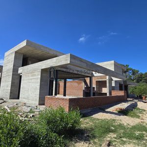 Casa Venta En Construcción De 3 Dormitorios 2 Baños A Metros De La Playa Y Piscina En Punta Colorada - Punta Raza II