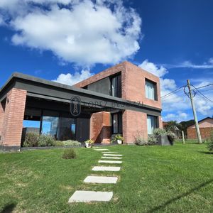 Casa Con Vista Al Mar Y Cerros En Venta 3 Dormitorios, 2 Baños, En Punta Colorada - Kon Tiki