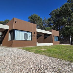 Casa Venta De 3 Dormitorios 2 Baños, Barbacoa Y Piscina En Punta Colorada - Lirios I