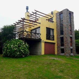 Casa En Venta De 2 Dormitorios C/ Cochera En Minas