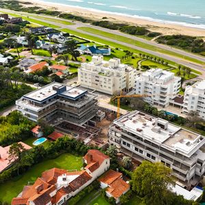 Apartamento En Venta De 3 Dormitorio Punta Del Este San Rafael, Vistas Al Mar Y A Una Cuadra De Playa Brava, Entrega 2026