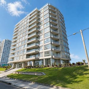 Apartamento En Venta Con Vista Al Mar De 2 Dormitorios Con Cochera En Aidy Grill