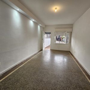 Venta Con Renta Casa 2 Dormitorios Buceo Con Patio Y Cochera