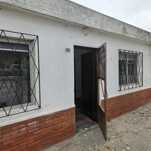 Venta Y Alquiler Casa 2 Dormitorios Cerro Con Cochera Y Patio